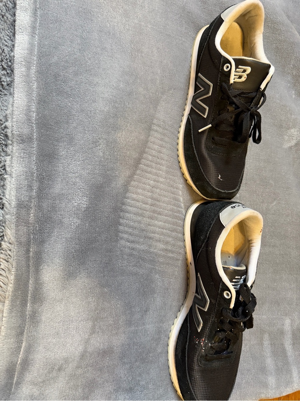 New Balance Men’s Black and White Casual Sneakers